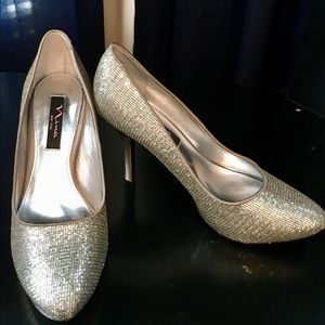 NWOB Nina silver platform pumps